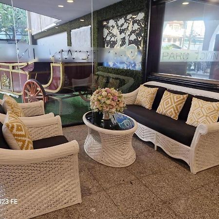 Town In Town Gardent Resort Банкок Екстериор снимка