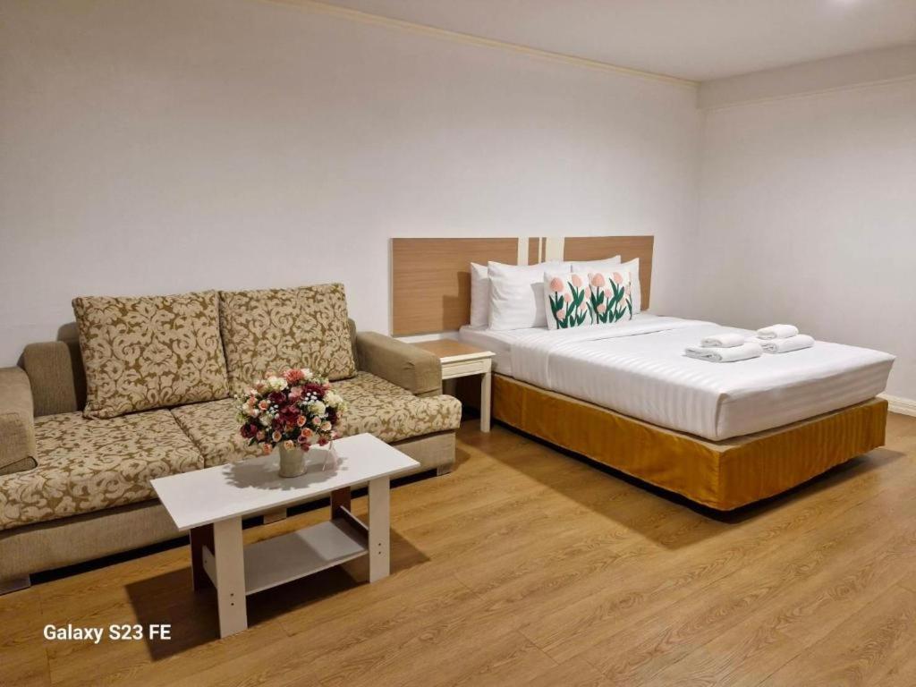 Town In Town Gardent Resort Банкок Екстериор снимка