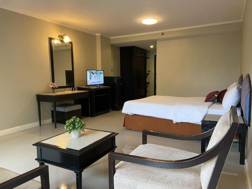 Town In Town Gardent Resort Банкок Екстериор снимка